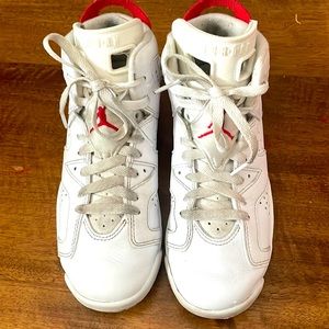 Big Kids' Air Jordan Retro 6 Basketball shoes size 4.5
